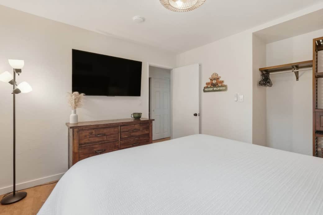 Downstairs bedroom includes a high quality California King mattress and luxury linens. All new pillows and linens for all of the beds. The spotless area also includes and brand new SMART TV. Downstairs bedroom includes a high quality California King mattress and luxury linens. All new pillows and linens for all of the beds. The spotless area also includes and brand new SMART TV.