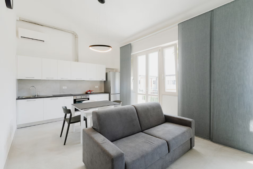 Soggiorno CasaGiallo Versilia: luce naturale e design contemporaneo