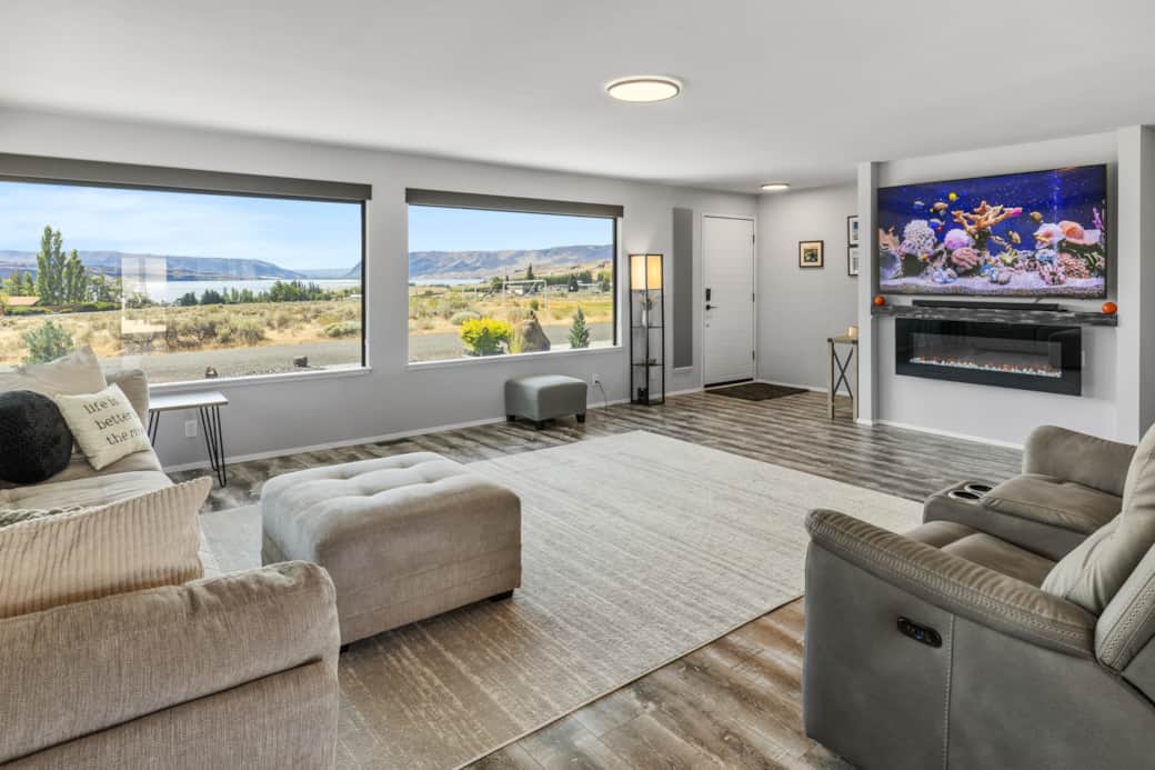 LIVINGROOM
