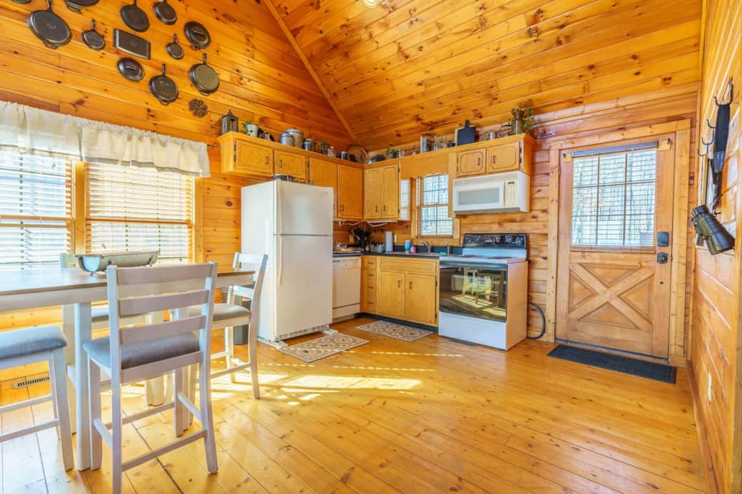 Simple kitchen completely stocked with all utensils, plates, bowls and cookware to make all meals from our cabin. Ice trays in the freezer and snacks upon arrival. Feel free to enjoy it all.