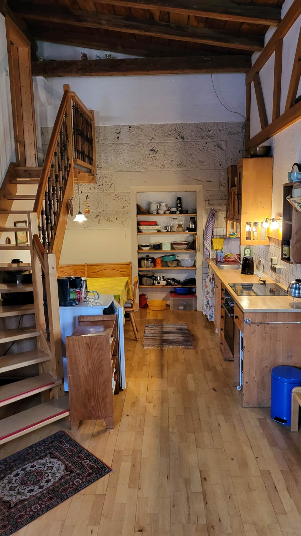 Küchenzeile mit Esstisch unter der Treppe zum Schlafzimmer (noch ohne Dunstabzugshaube)