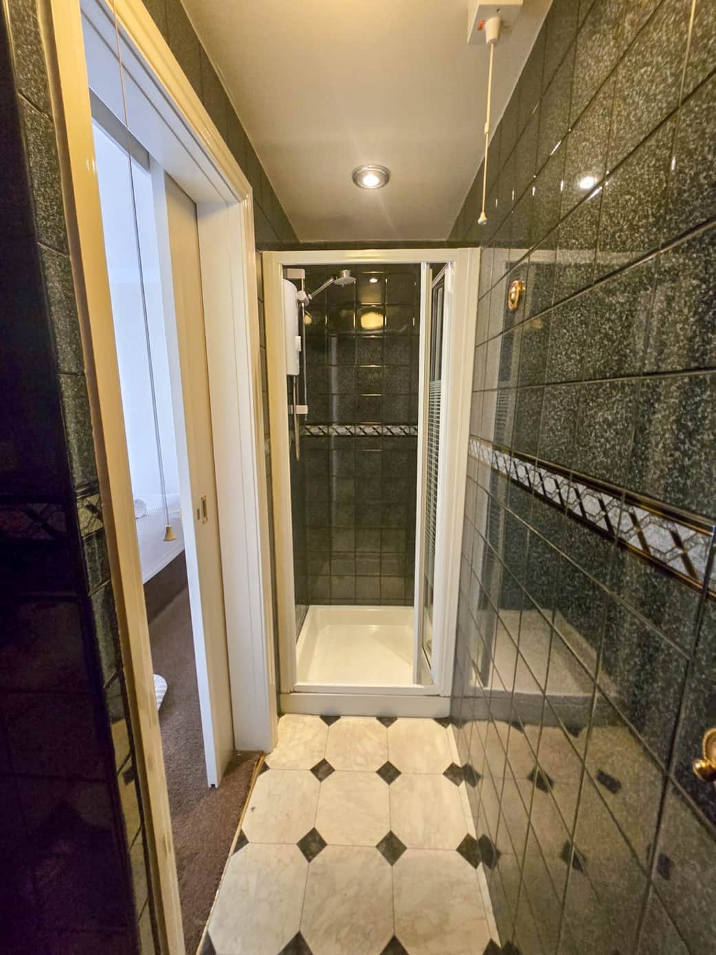 Room 3 Ensuite Room 3 Ensuite