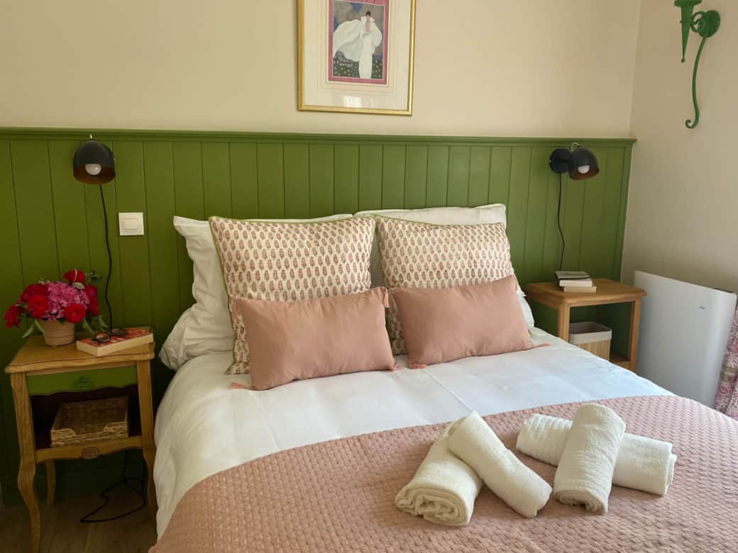 Double bed (195x140 cms)