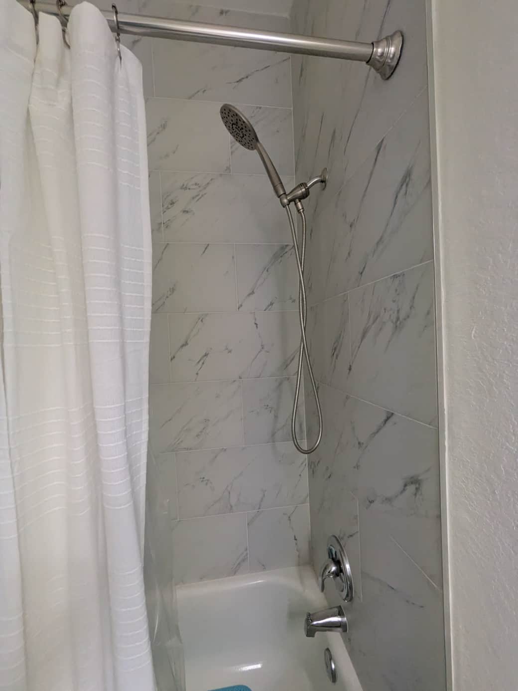 7-ft rain shower with multi-setting wand for a spa-style experience.