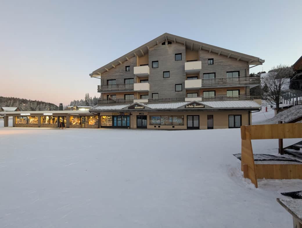 La résidence avec ses commerces au RDC