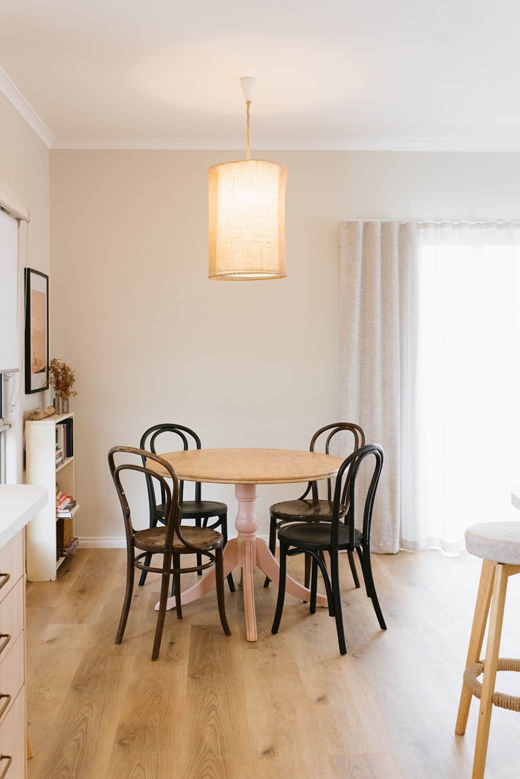 Dining room with dimmable lighting, with mini library with books and puzzles.