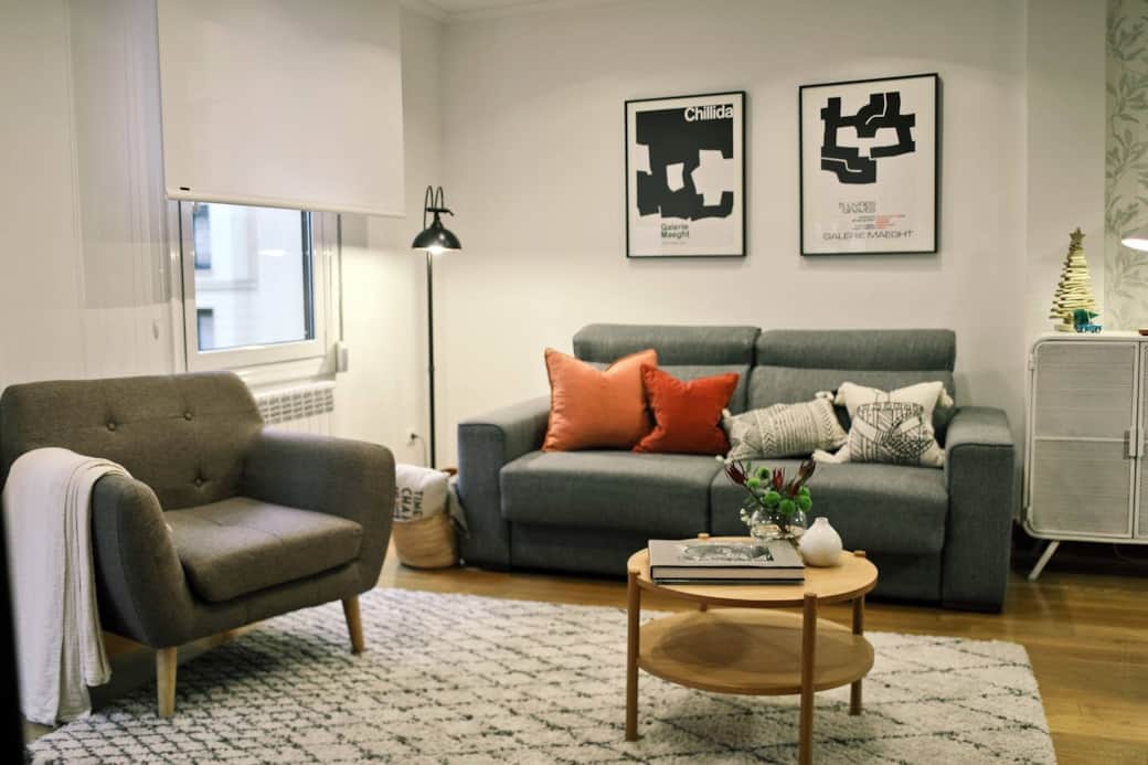 Salón para disfrutar leyendo, charlando o viendo la tele de 49" con Movistar+ o Netflix.