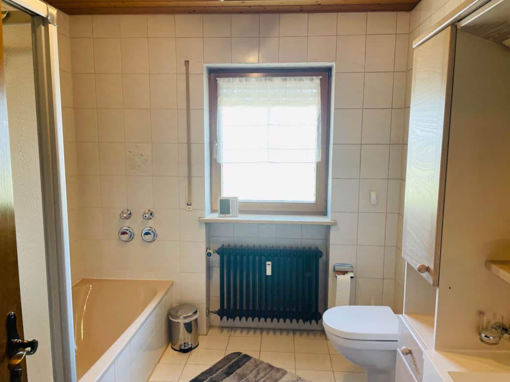 Badezimmer mit Dusche und Badewanne