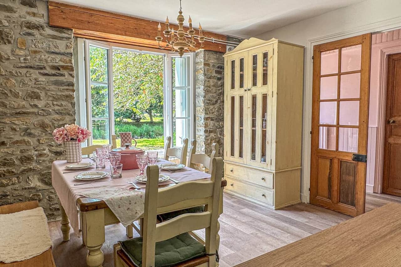 Cuisine ouverte et salle à manger, table ancienne et vaisselle choisie avec soin