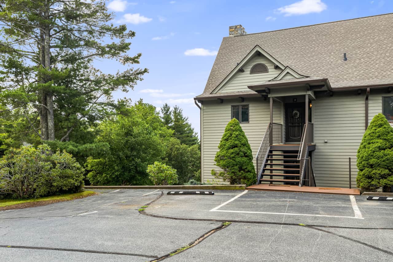 Front door with easy access (7 steps)