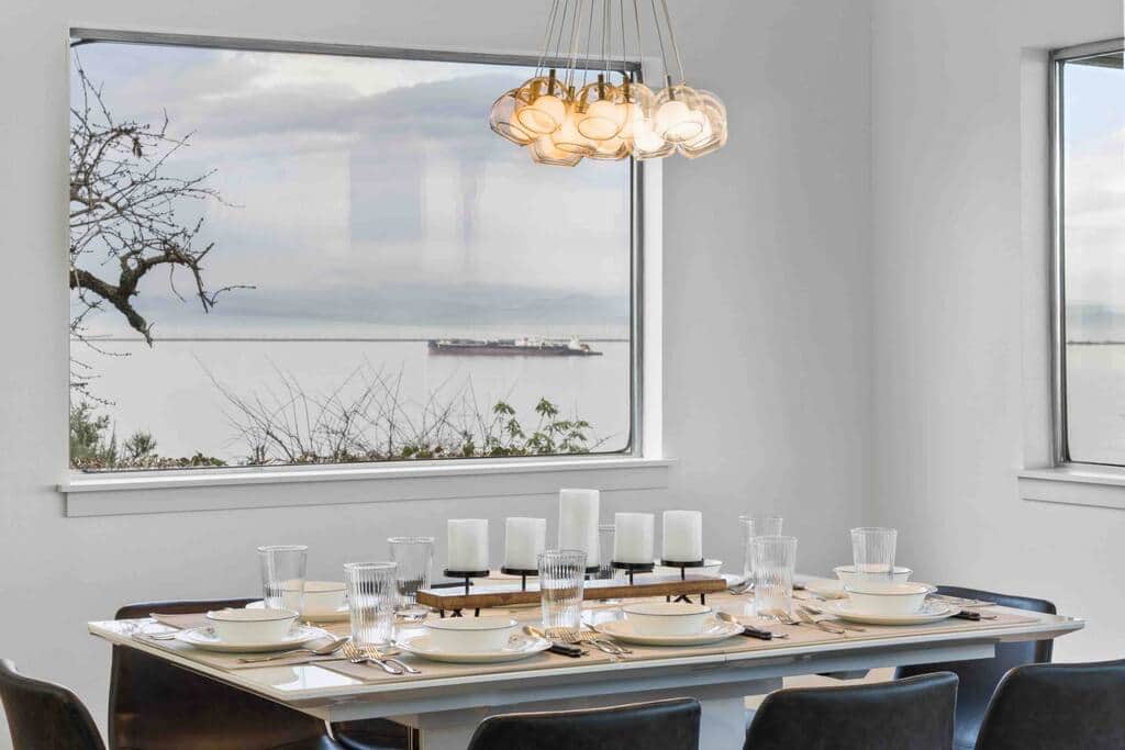 Everyone can enjoy a meal together while watching boats sail by. 