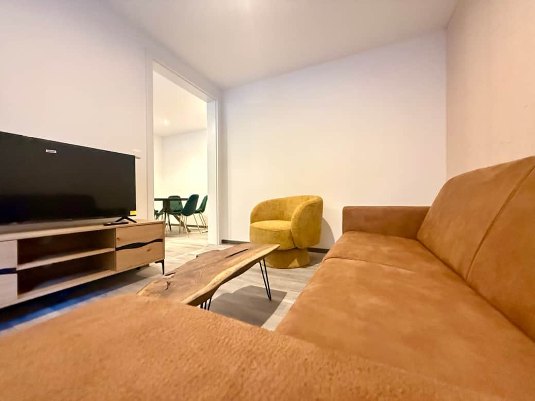 Living room with smart TV and Netflix & Co.