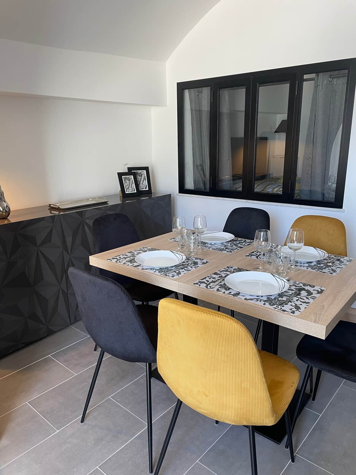 Salle à manger et verrière de la chambre 1