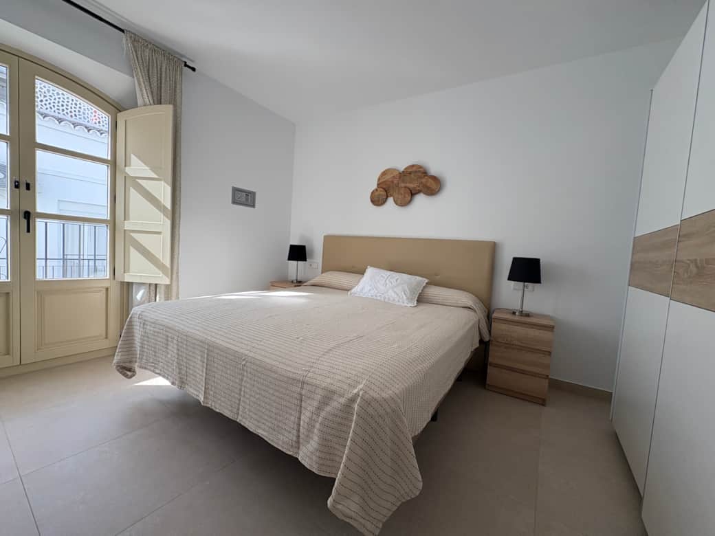 Schlafzimmer mit Balkon und Doppelbett