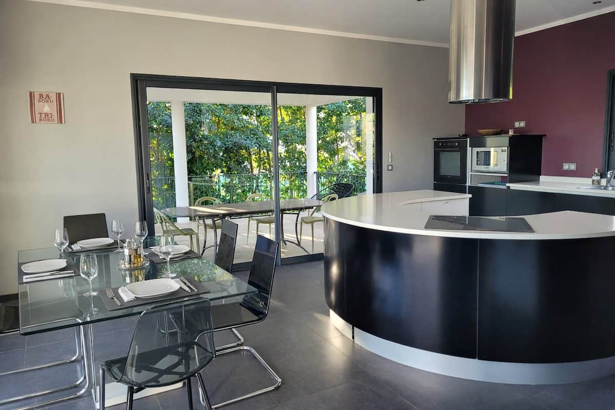 Cuisine équipée avec coin repas - villa 12 personnes Haute-Corse