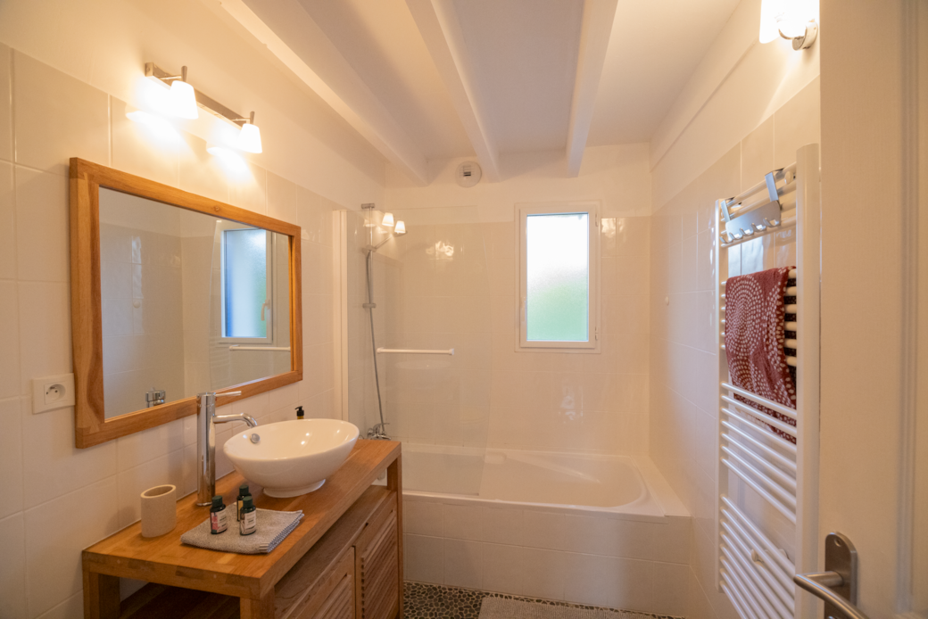 Salle de bain du rez-de-chaussée avec douche/baignoire & WC