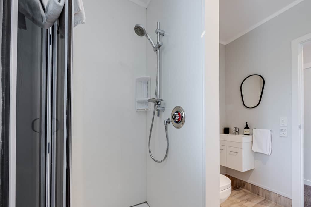 Main bathroom - plenty of hot water on natural gas.