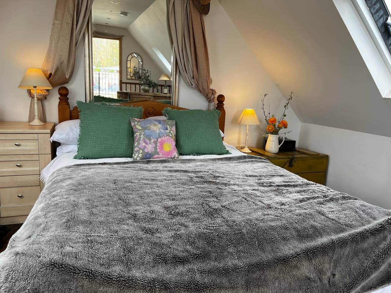 The first floor hosts a very comfortable kingsize bed and bedside lights on either side. 
