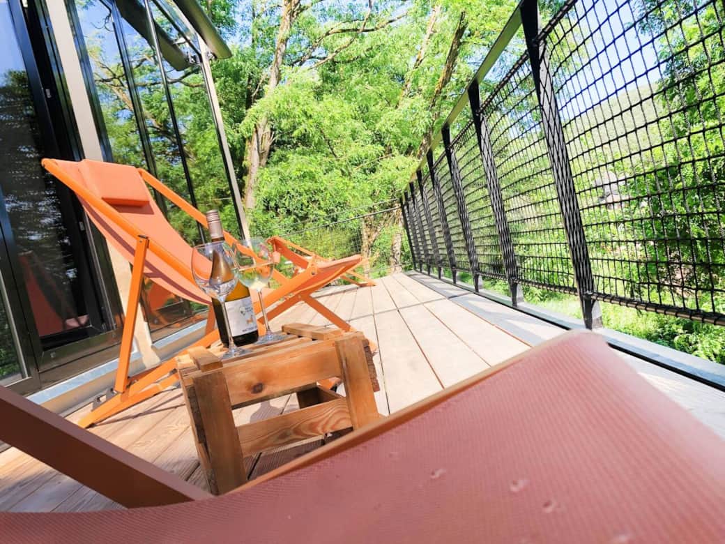 Große Balkone mit Panorama-Blick über den Garten und das Tal.