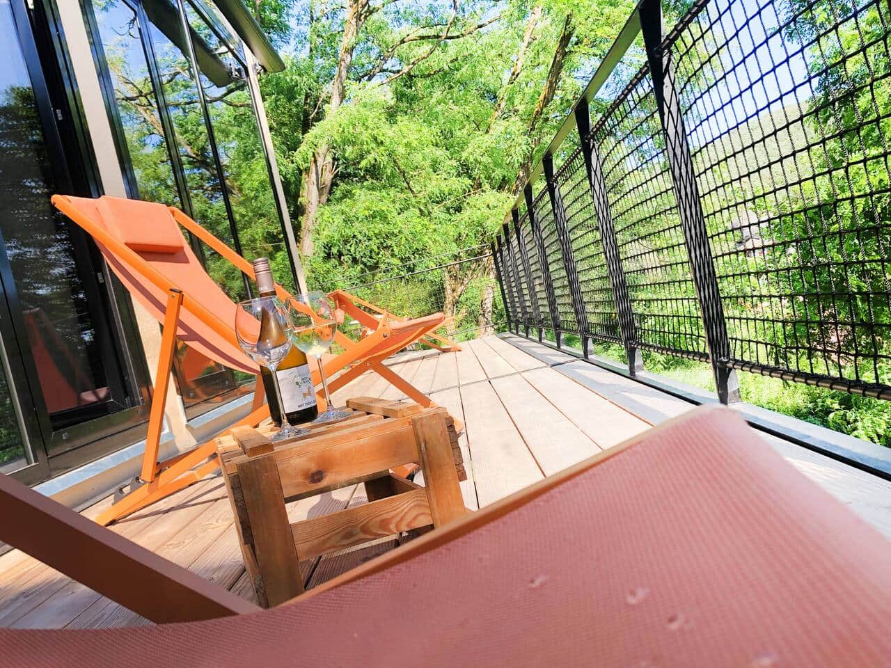 Große Balkone mit Panorama-Blick über den Garten und das Tal.