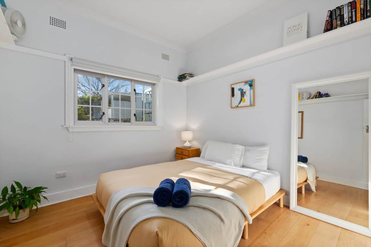 Queen bed & Double closet
bondi beach, north bondi, tamarama beach, bronte beach, coogee beach, rose bay,  central bondi, beachside apartment,  bondi coastal walk, sydney eastern suburbs, coastal getaway, family friendly, relaxing beach escape