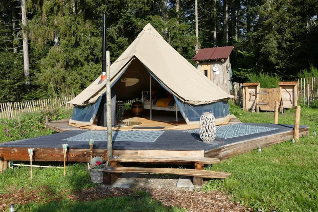 Zelt seitlich geöffnet mit Mückennetz rund herum 