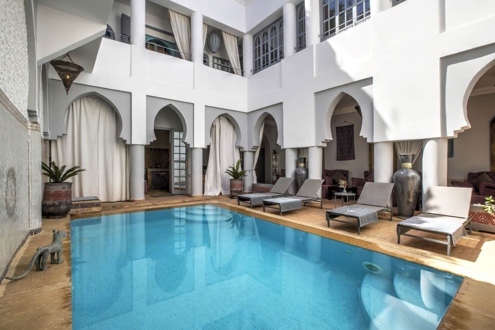 Architecture traditionnelle du patio du Riad Shemsi, arches et zelliges sous le soleil de Marrakech