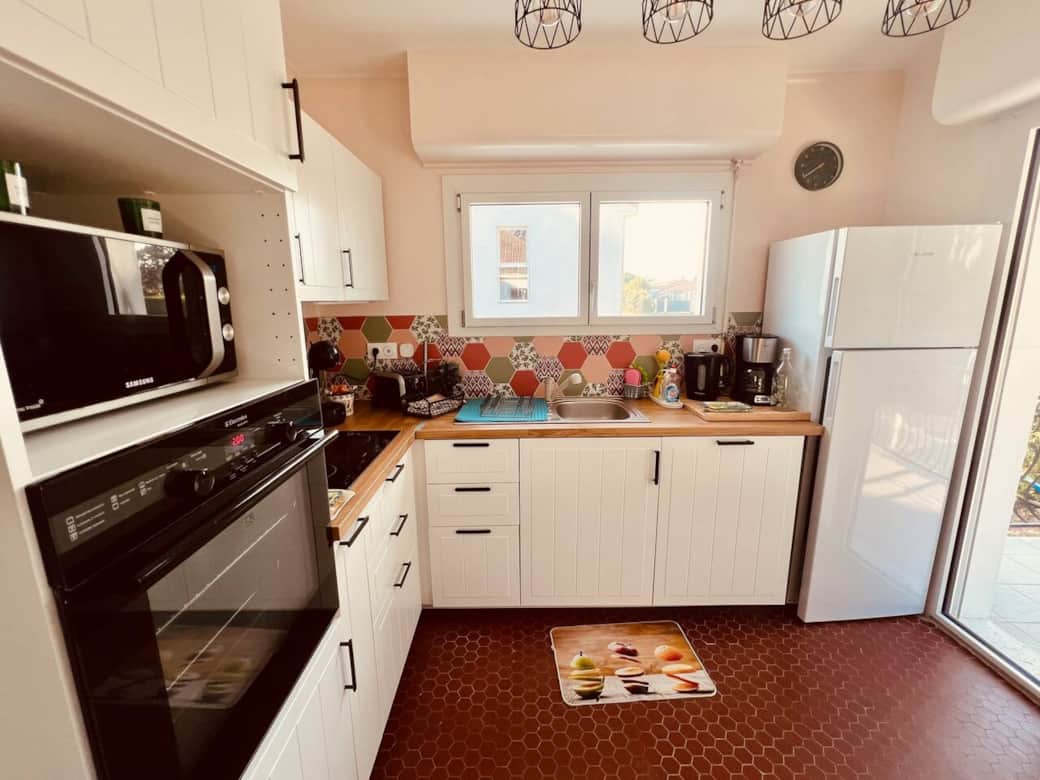 Brand new Kitchen with nice oven, fridge and freezer, toaster, coffee machines ( drop et dolce gusto), new electricity and remodeling in en 2025