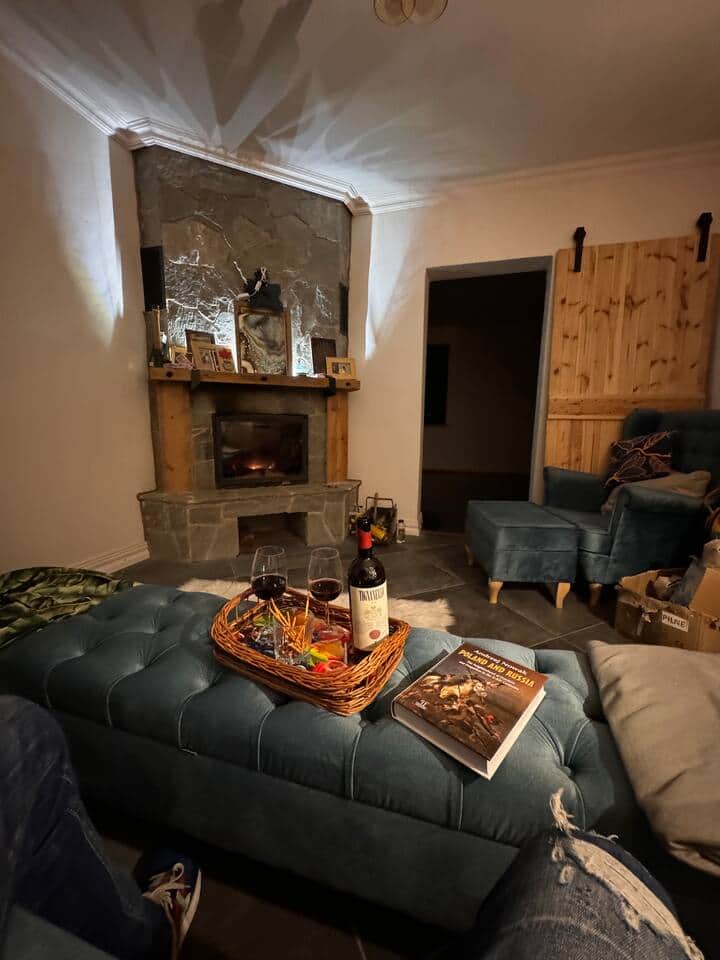 Enjoy a romantic meal or coffee near the fireplace or TV Enjoy a romantic meal or coffee near the fireplace or TV