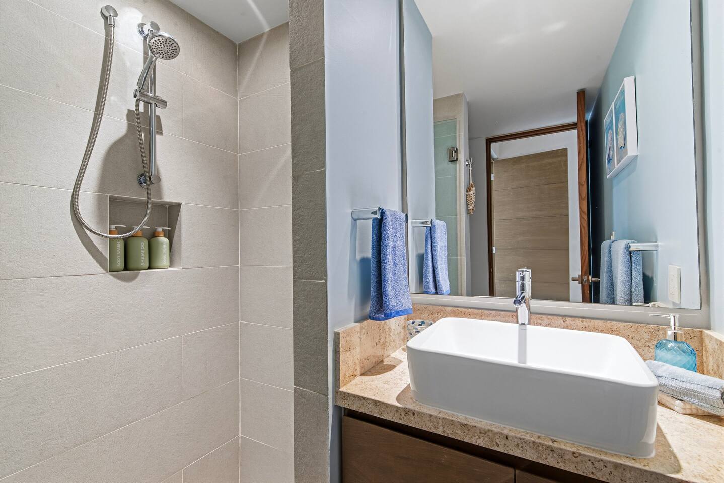 Nuestros baños están completamente equipados con toallas frescas, champú, acondicionador y jabón para que su estancia sea fácil y cómoda. Todo lo que necesita para una visita relajante y conveniente.