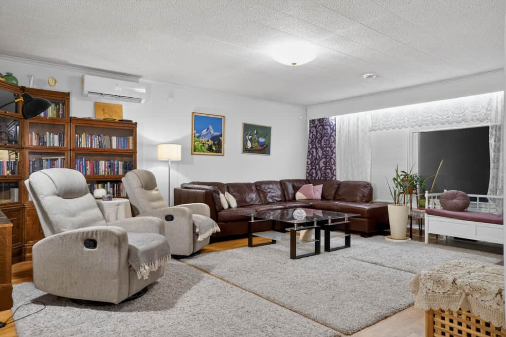 Tilava ja valoisa olohuone – 4BR talo jopa 8 hengelle