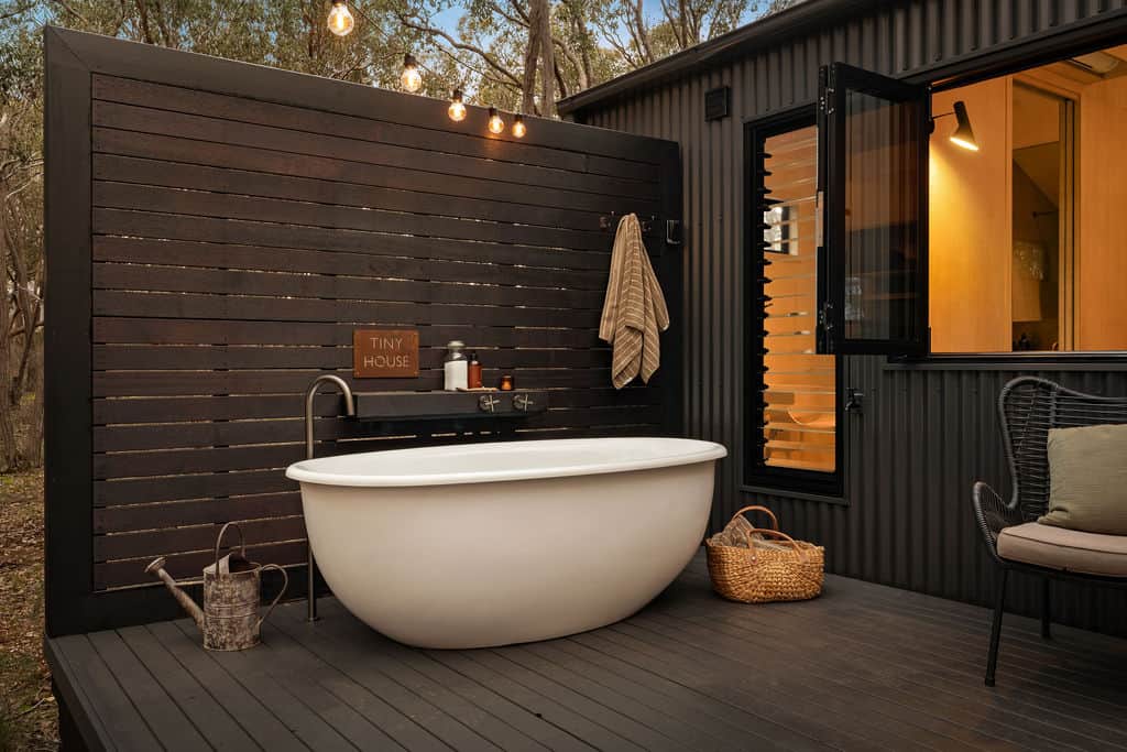 Outside bath in Tiny House