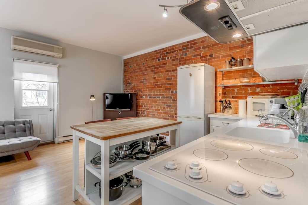 Contemporary culinary space in a Toronto flat, perfect for brief leasing periods.