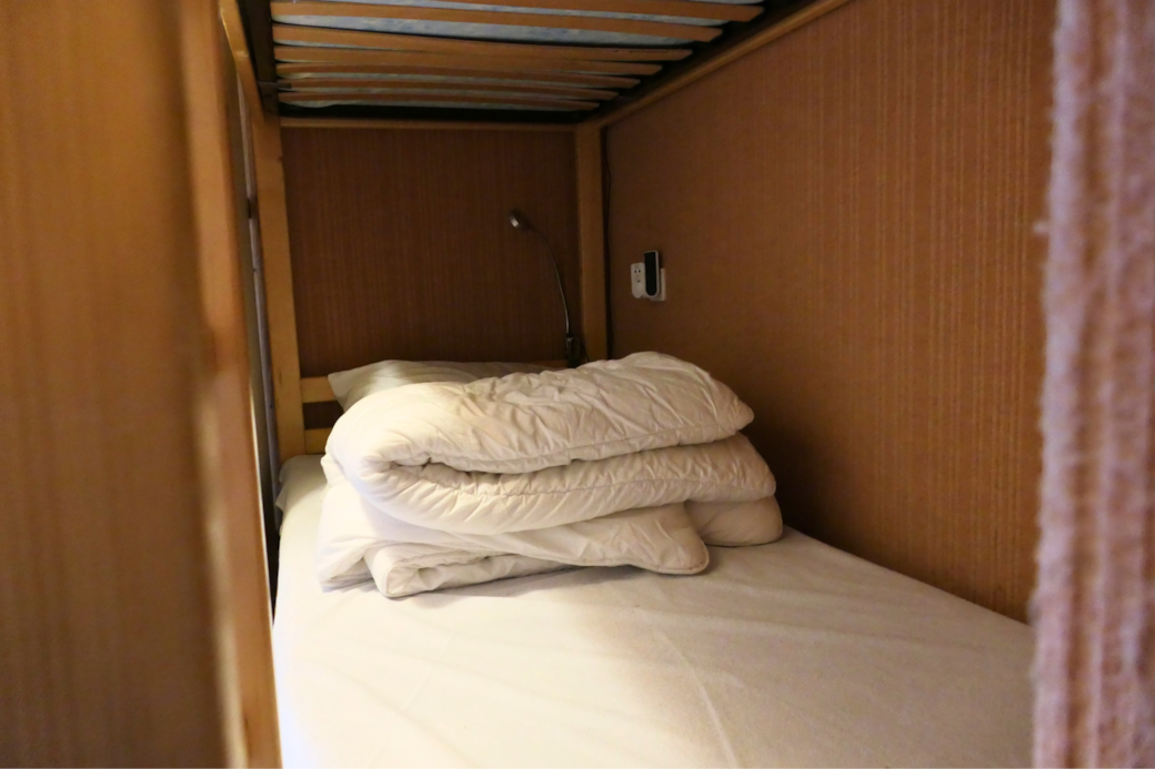 Espace nuit optimisé pour 4 personnes – ambiance chalet