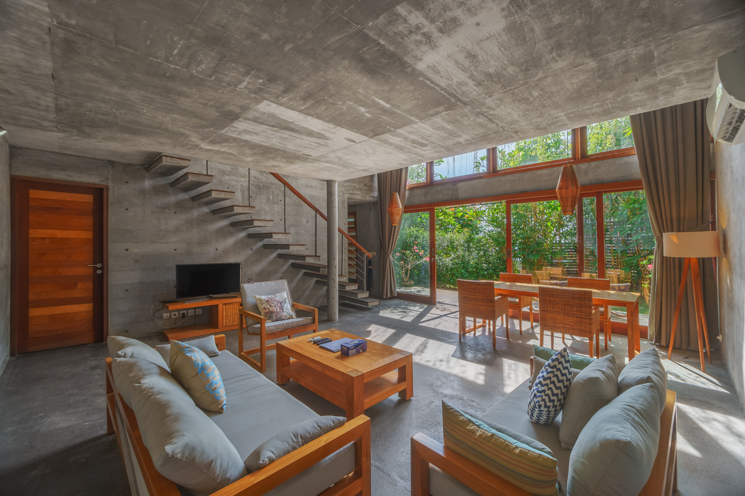 Luxurious Villa Anak Arun with spacious living area and tropical garden