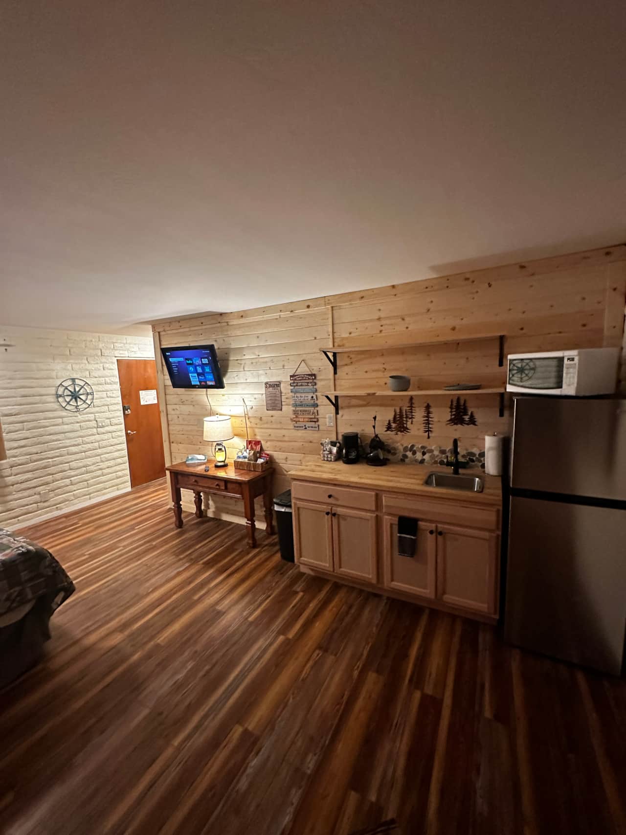 Kitchenette w/ Fridge, microwave & coffeemaker