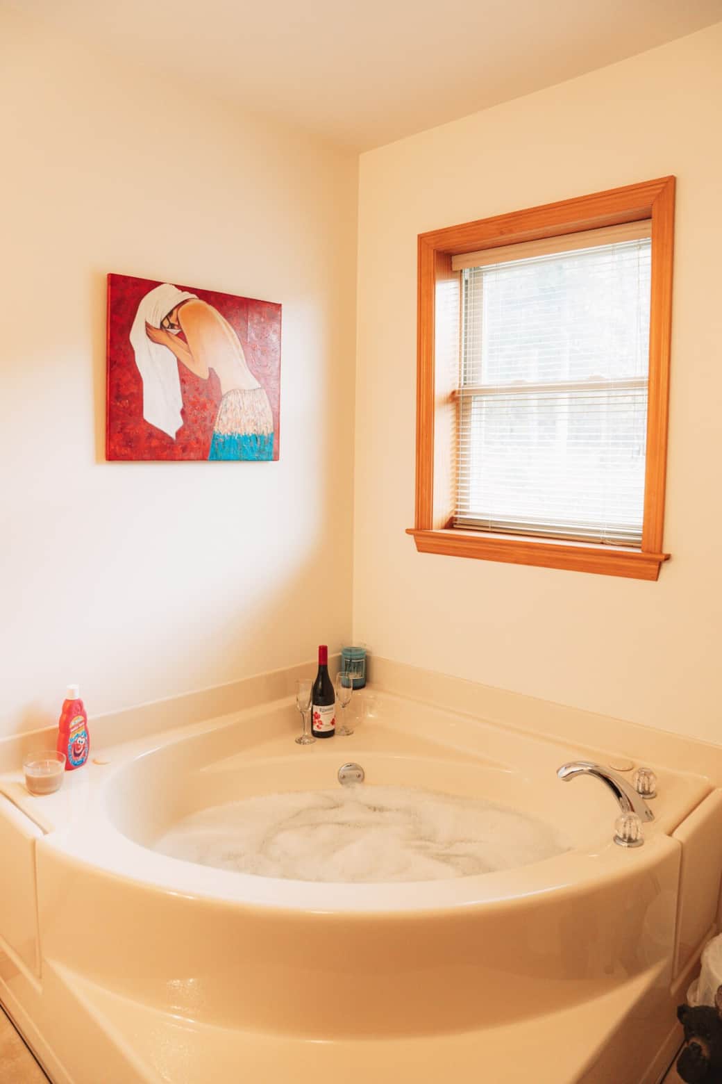 Enjoy Jacuzzi - Master bedroom bath