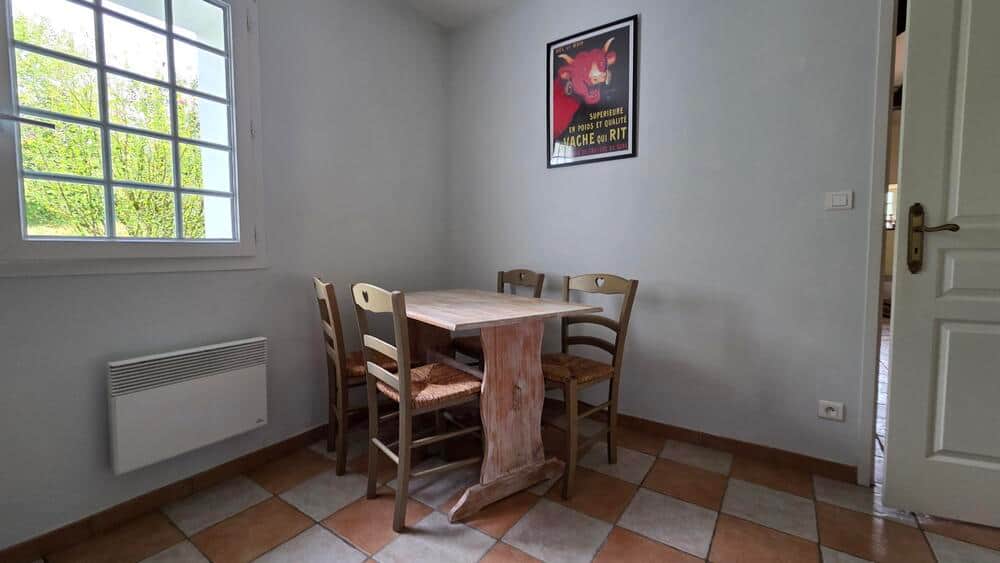 La table de cuisine dans The Cottage gite a Monein Bearn France