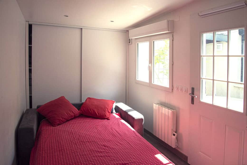 Cette chambre, indépendante du reste de la maison, donne sur la cour intérieure et le jacuzzi.