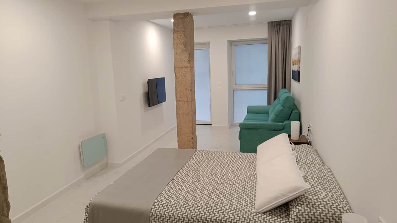 Portada - Dormitorio luminoso con sofá y columna decorativa