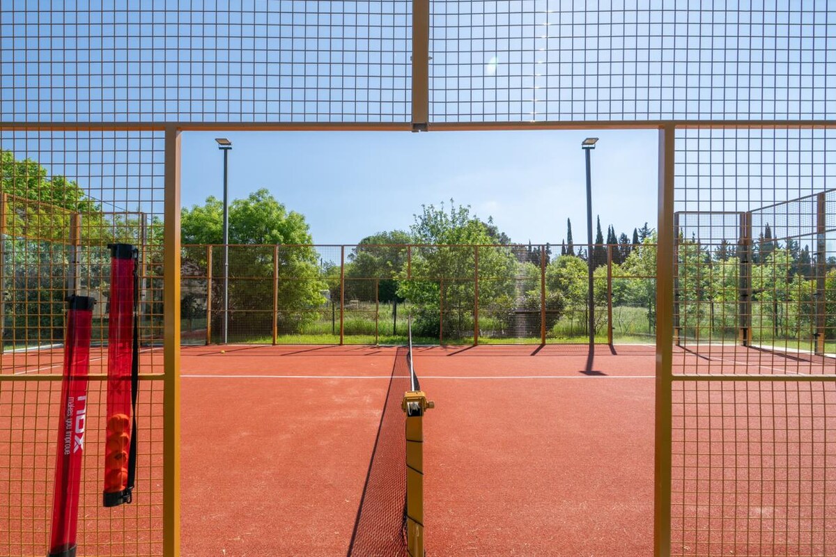 Provençal farmhouse & padel court swimming pool AC
