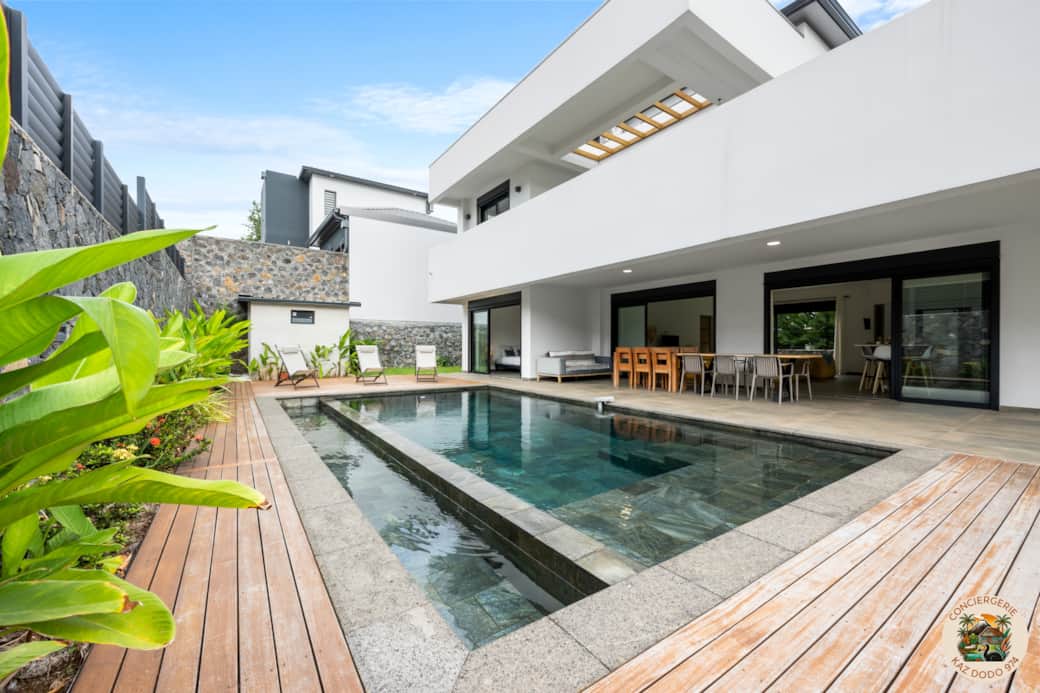 Profitez d’un aperçu parfait : façade élégante et piscine étincelante