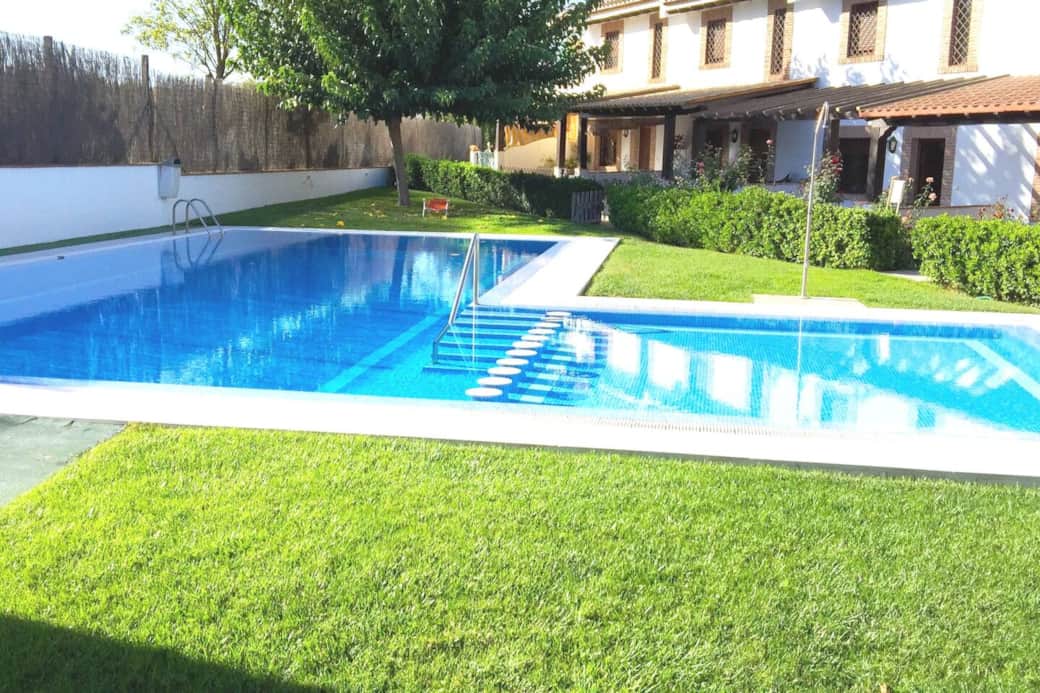 Piscina y jardines