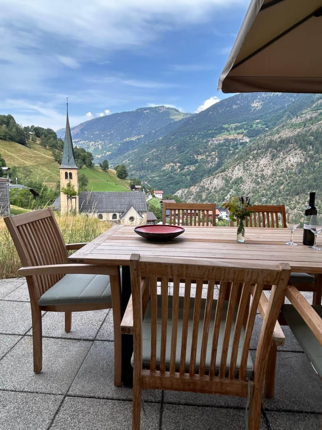 Essen im Freien mit Blick über das Tal und auf die Dorfkirche