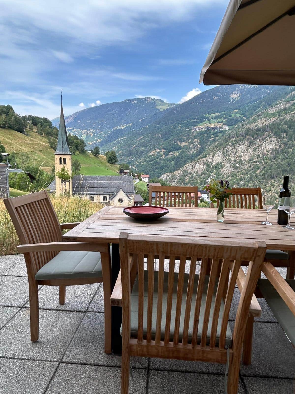 Essen im Freien mit Blick über das Tal und auf die Dorfkirche
