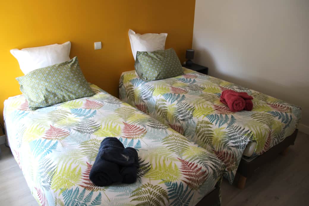 Chambre Jaune avec lit 90 x 200 transformable en lit king size 180 x200