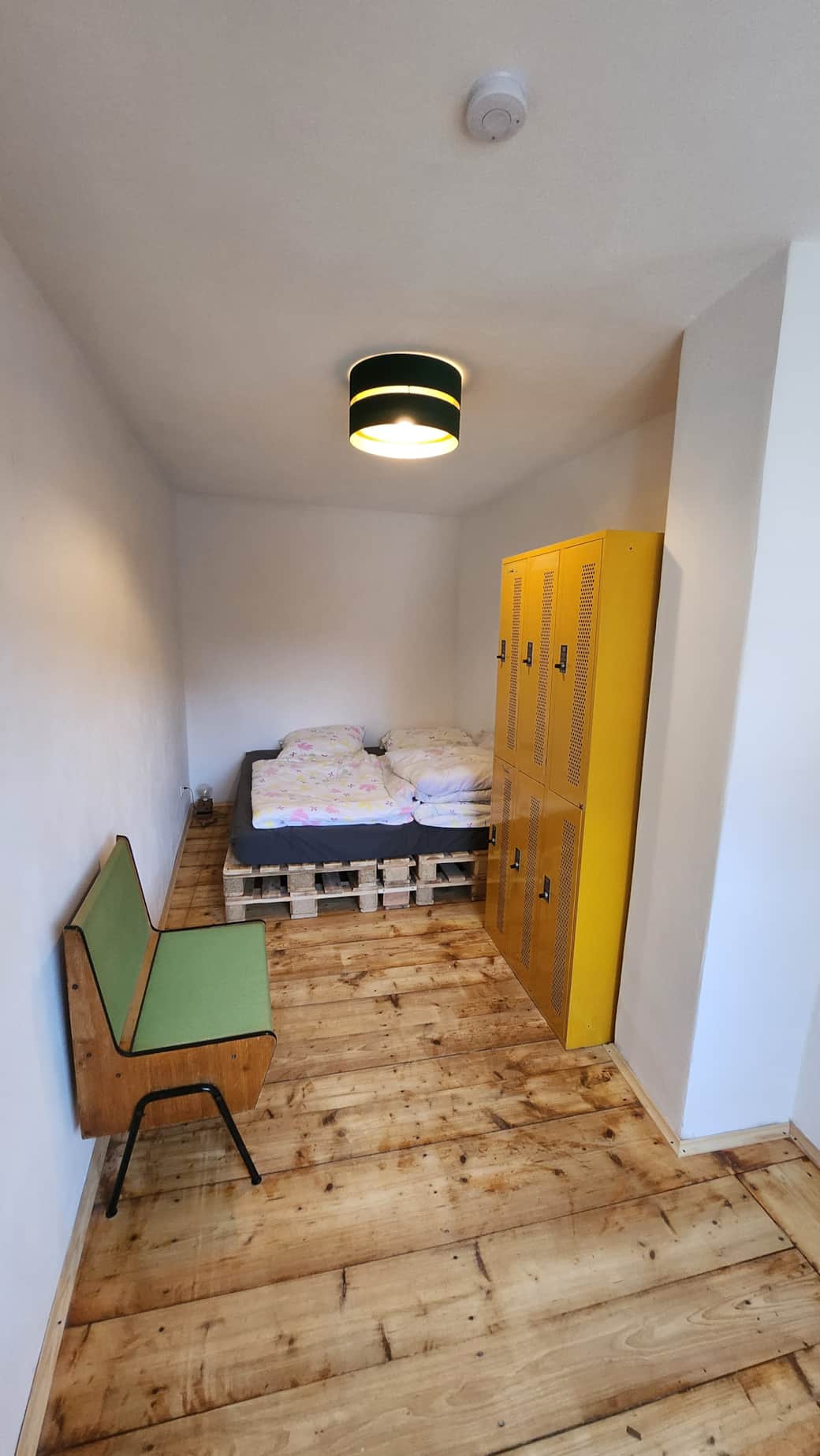 Schlafzimmer 1-1