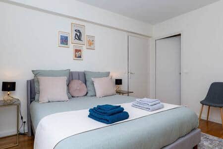 Chambre sobrement aménagée pour faciliter un sommeil reposant.