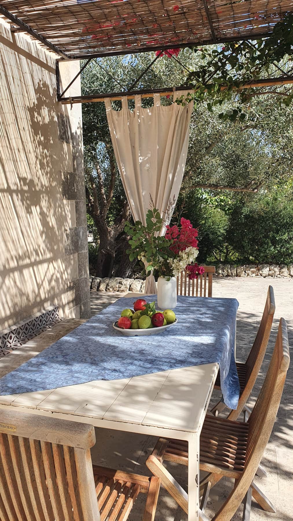 Sala da pranzo di fronte alla casa
