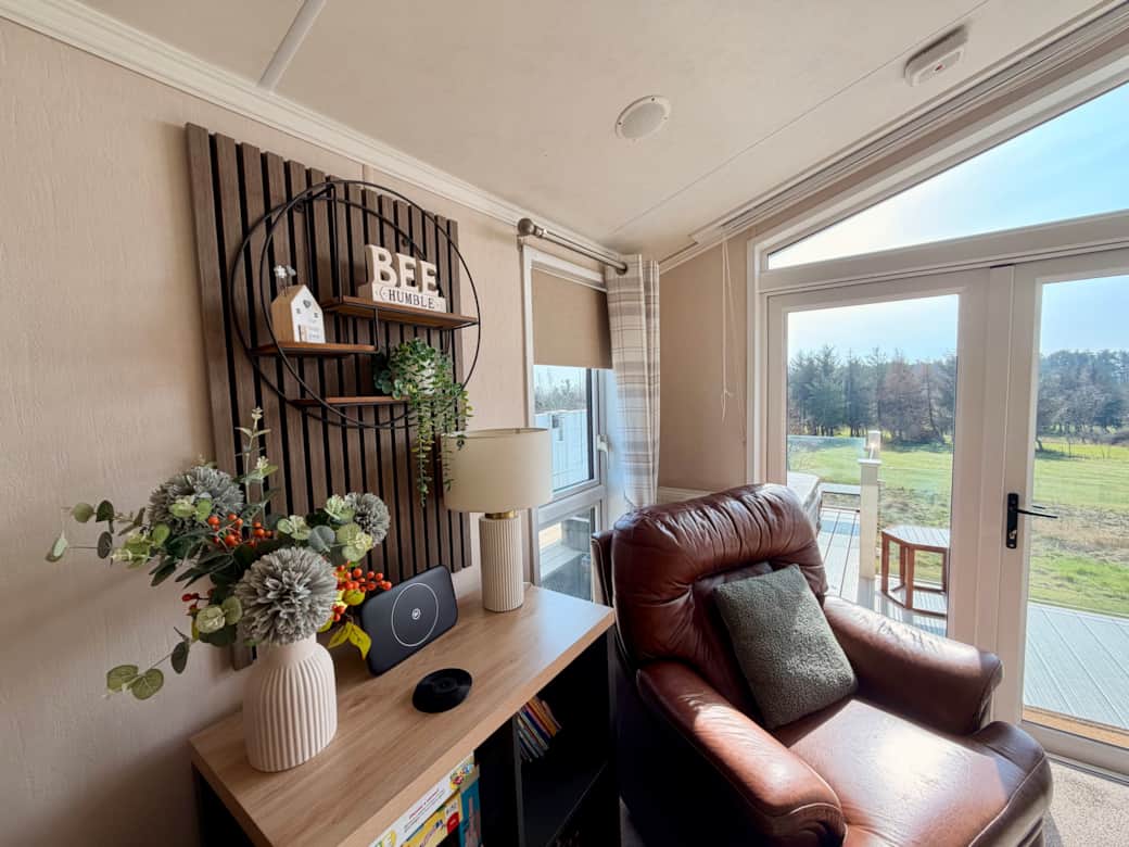 Kitchen and Livingroom with TV including Netflix, Amazon Prime, Disney +